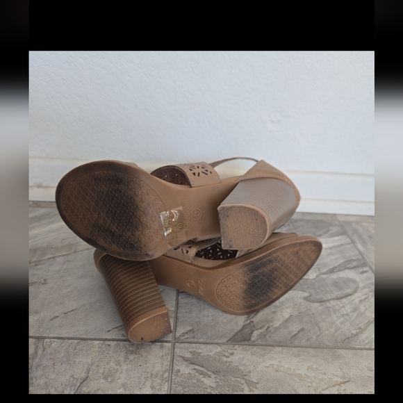 TOP Moda Cut-Out Tan Heels - Picture 6 of 7